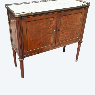 Elegante credenza a due ante in mogano screziato, risalente al periodo Luigi XVI del XVIII secolo.