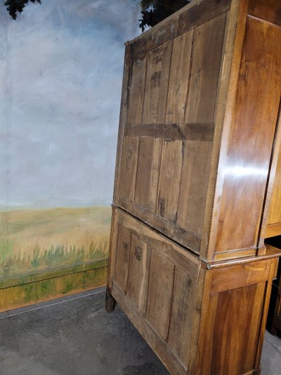 Buffet in noce in stile Impero, diviso in due parti