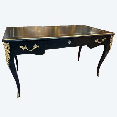 BUREAU PLAT DE STYLE LOUIS 15 EN BOIS NOIRCI 