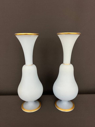 Paire de grands vases en opalin blanc mat à décor doré