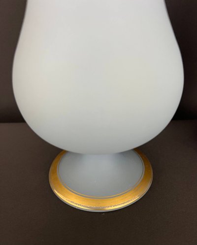 Paire de grands vases en opalin blanc mat à décor doré
