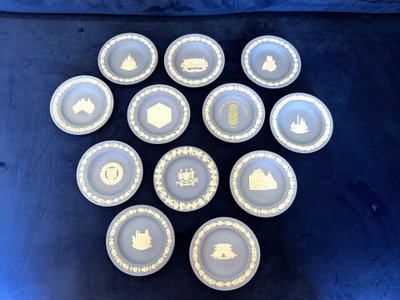 12 Coupes Commémorative Wedgwood Jasperware – Made in England