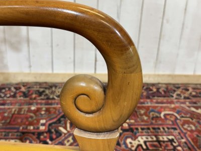 Coppia di poltrone con braccioli a croce degli anni ’60 in ciliegio
