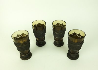 Carafe et quatre verres de style renaissance