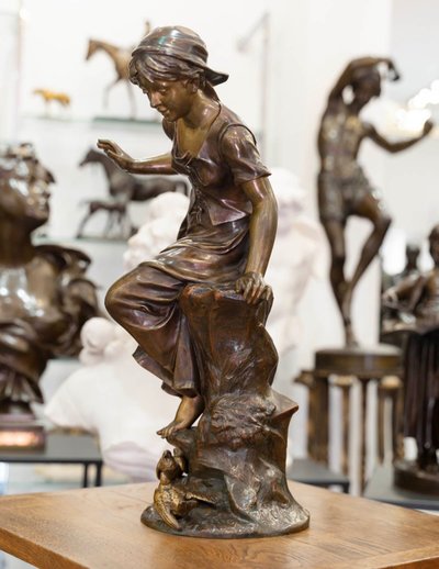 SCULTURA - GIOVANE RAGAZZA CON RONDINI, JEAN-LOUIS GRÉGOIRE (1840-1890) - BRONZO