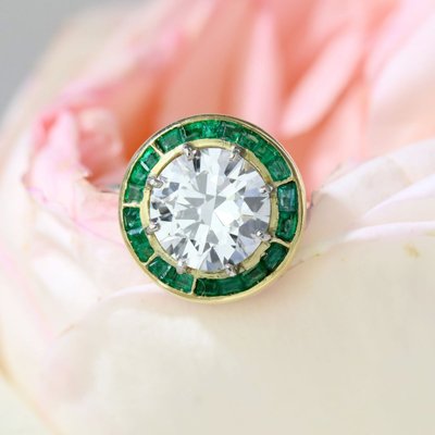 Bague ancienne solitaire diamant et ses émeraudes calibrées