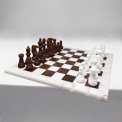 Splendido set di scacchi degli anni '70 in alabastro Volterra, marrone e bianco, realizzato a mano. Prodotto in Italia.
