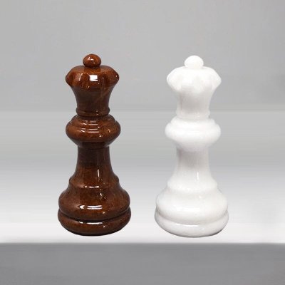 Splendido set di scacchi degli anni '70 in alabastro Volterra, marrone e bianco, realizzato a mano. Prodotto in Italia.