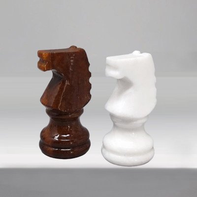 Splendido set di scacchi degli anni '70 in alabastro Volterra, marrone e bianco, realizzato a mano. Prodotto in Italia.