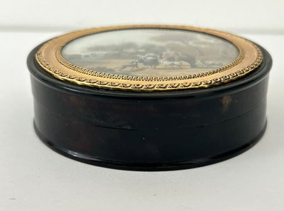 Runde Dose mit Miniatur-Schildpattlandschaft, die Hirtinnen und einen romantischen Wasserfall darstellt, 19. Jahrhundert