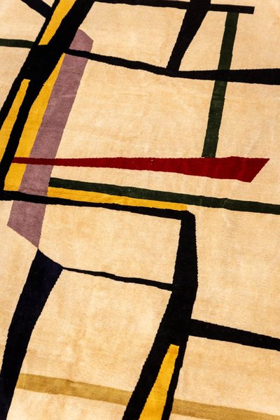Handgewebter Wollteppich mit farbenfrohem geometrischem Muster. 2026. LS68064805