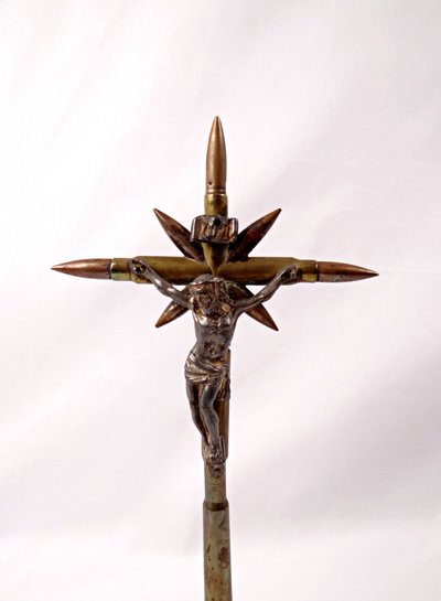 Crocifisso realizzato con proiettili della Grande Guerra del 1914-1918, artigianato religioso proveniente dalle trincee.