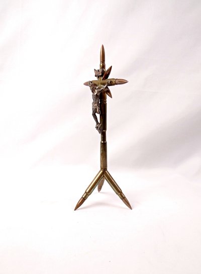 Crocifisso realizzato con proiettili della Grande Guerra del 1914-1918, artigianato religioso proveniente dalle trincee.