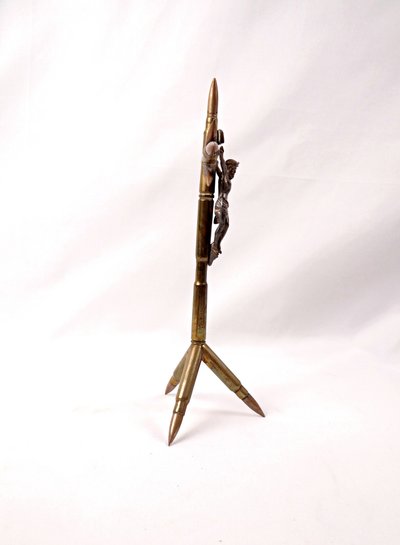 Crocifisso realizzato con proiettili della Grande Guerra del 1914-1918, artigianato religioso proveniente dalle trincee.