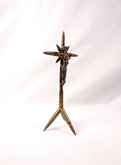 Crocifisso realizzato con proiettili della Grande Guerra del 1914-1918, artigianato religioso proveniente dalle trincee.