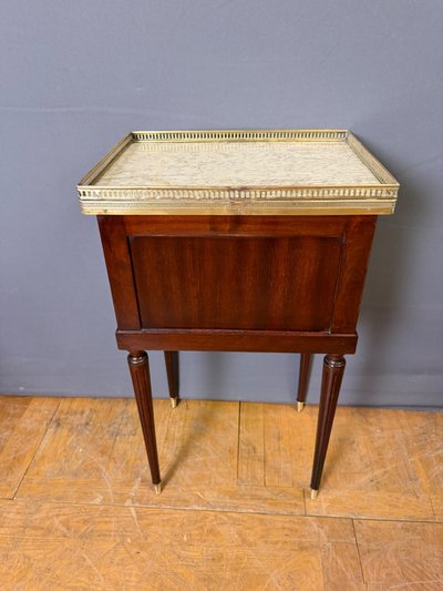 Nachttisch im Stil Louis XVI