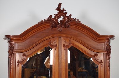 Buffet deux corps Louis XV en noyer sculpté, vers 1900