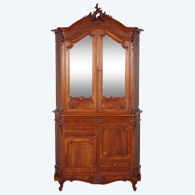 Credenza in due pezzi in stile Luigi XV, realizzata in noce intagliato, risalente al 1900 circa.
