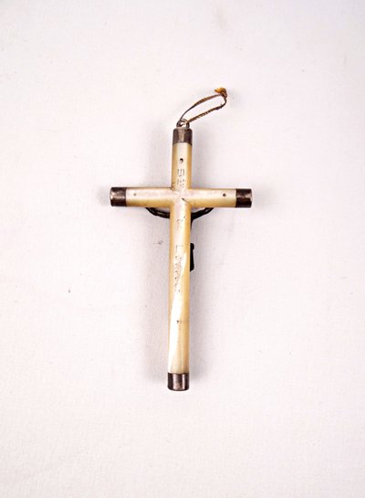 Ciondolo/crocifisso pettorale in madreperla con montatura in argento pregiato, inizio XX secolo.