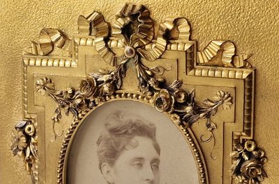 Cornice per foto in bronzo dorato Luigi XVI dell'argentiere Christofle, in stile Art Nouveau
