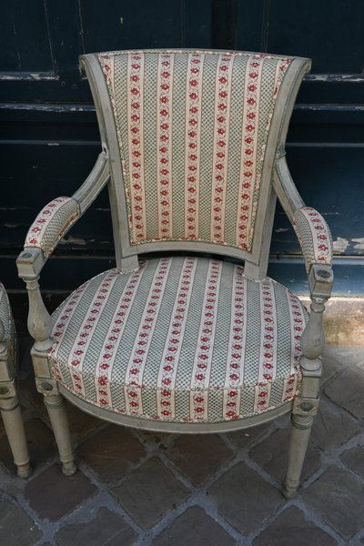 Paire d élégants fauteuils d époque Directoire fin XVIII
