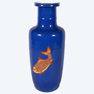 CHINA, 19. Jahrhundert. Porzellanvase mit einem Rankenmuster, das mit Karpfen auf hellblauem Grund verziert ist.
