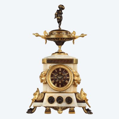 Important Neo-Etruscan clock made of polished and patinated bronze and onyx.