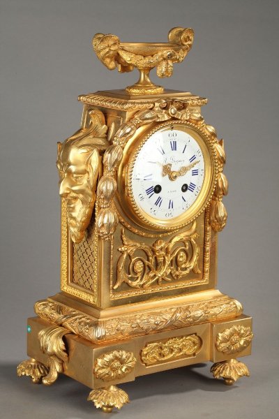 Pendule Borne Louis XVI En Bronze Doré Et Ciselé.