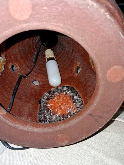 Emaillierte Keramiklampe mit Glaseinschlüssen – Werk aus den 1970er Jahren