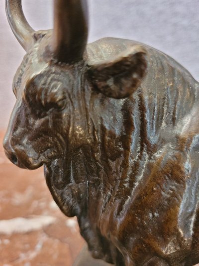 LE TAUREAU ROMAIN  Bronze à patine brune signé : J.CLESINGER