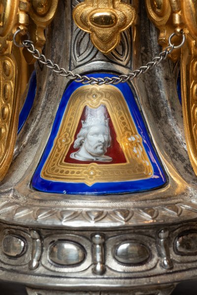 Neugotische Kaminverzierung aus versilberter Bronze, vergoldeter Bronze und bemaltem Emaille – 19. Jahrhundert