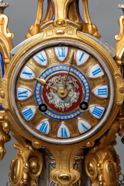 Neugotische Kaminverzierung aus versilberter Bronze, vergoldeter Bronze und bemaltem Emaille – 19. Jahrhundert