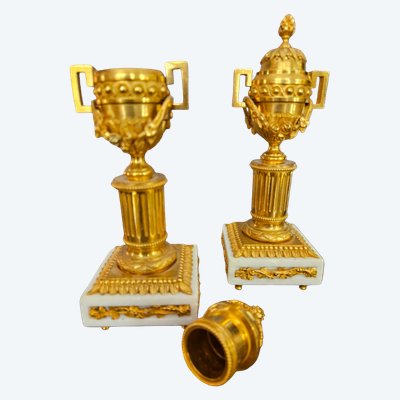 Paire de cassolettess- bougeoirs Louis XVI en bronze doré et marbre blanc