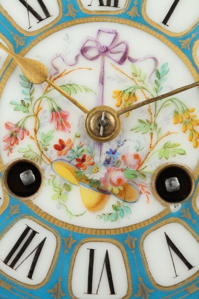 Pendule Borne En Porcelaine Peinte Et Bronze Doré
