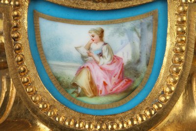 Pendule Borne En Porcelaine Peinte Et Bronze Doré