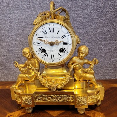 Garniture Aux Putti en bronze doré; Maison Marnyhac à Paris