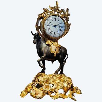 Tischuhr mit Stiermotiv, Louis-XV-Epoche