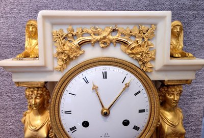 Pendule Portique Empire, Bronze Doré, Marbre De Carrare Et Marbre Noir