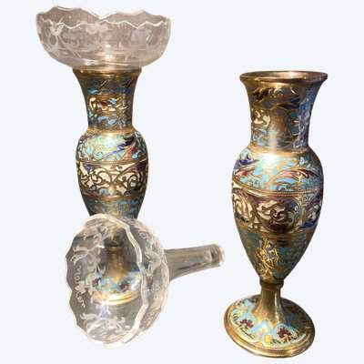 Ein Paar kleiner Cloisonné-Vasen aus Emaille und vergoldeter Bronze, mit graviertem Kristall