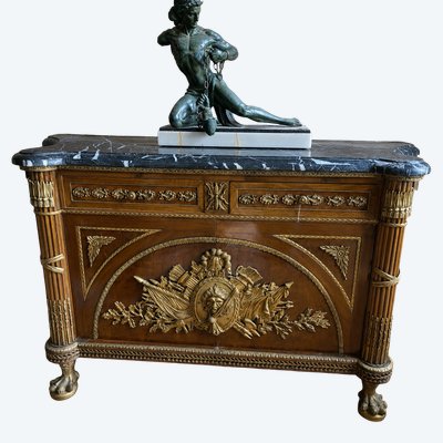 Importante comò cerimoniale in stile Luigi XV in mogano, con applicazioni in bronzo dorato e marmo nero.