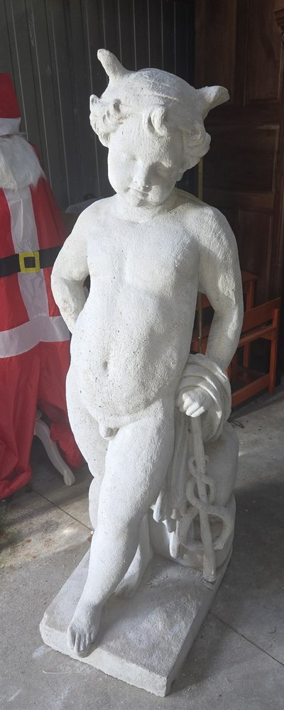 Gartenstatue aus Kunststein, die einen jungen Faun darstellt