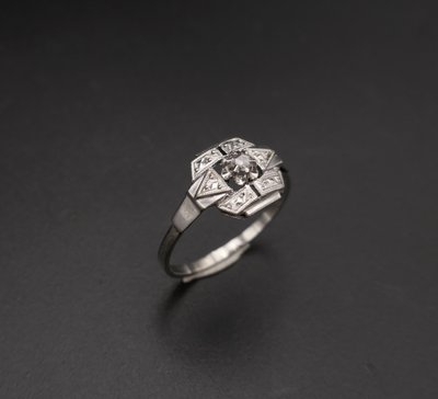 Art-Deco-Ring aus Gold und Platin, verziert mit einem Diamanten.
