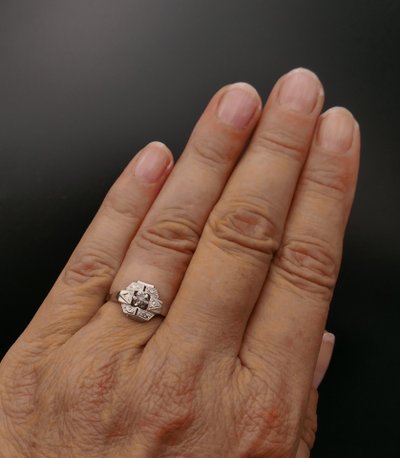 Art-Deco-Ring aus Gold und Platin, verziert mit einem Diamanten.