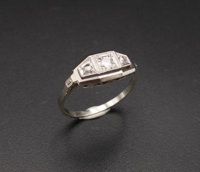 Bague Art Déco sertie d'un diamant épaulé de diamants taille rose, or et platine.