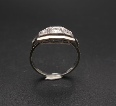 Bague Art Déco sertie d'un diamant épaulé de diamants taille rose, or et platine.