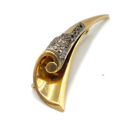 Broche des années 1940 en feuille enroulée - or 18k et diamants