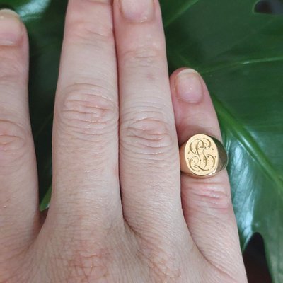 Chevalière monogrammée, or jaune 18k