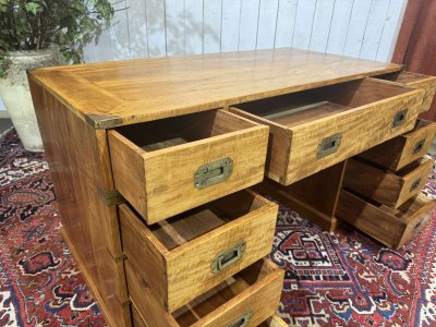 Bureau plat de style marine en acajou blond 