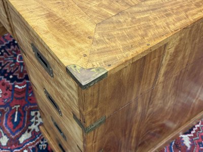 Bureau plat de style marine en acajou blond 