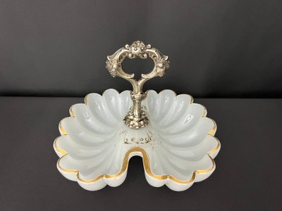 Coupe en opaline blanche et monture en métal argenté, fin XIXe siècle